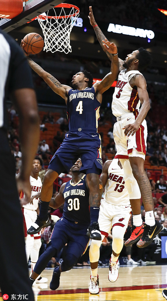 包含罗马训练开放日，赛前外线爆发引欢呼，欧冠在即，临场指挥获称赞的词条